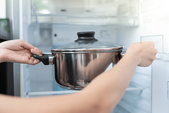 Чи можна ставити гарячу їжу в холодильник?