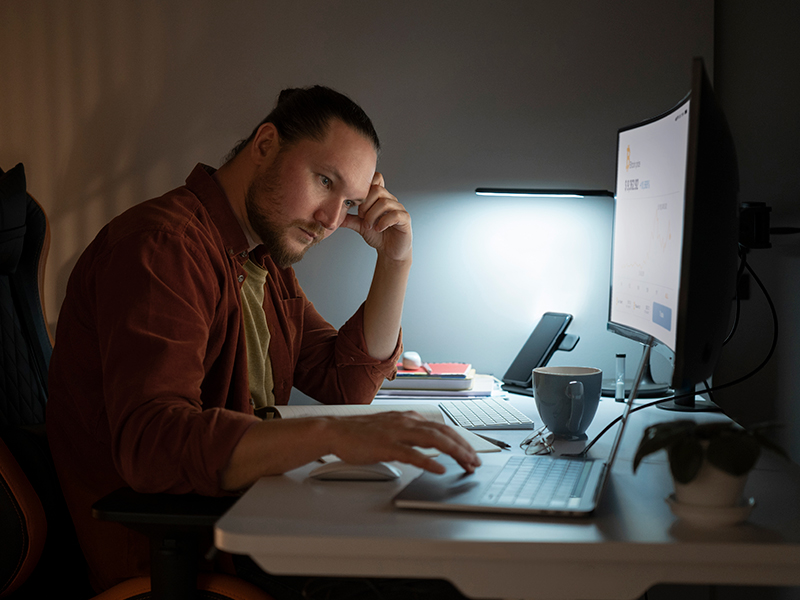 Як уникнути втоми очей під час роботи за монітором: корисні налаштування екрана