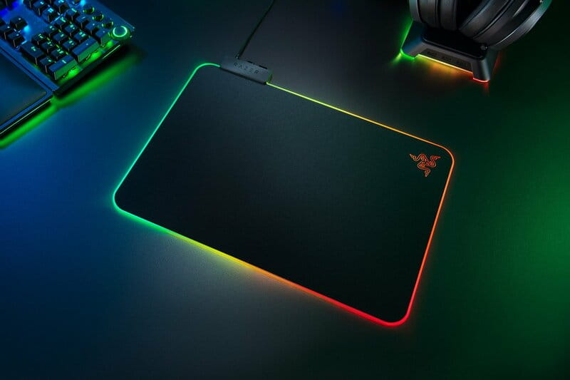 Игровая поверхность Razer Firefly V2 (RZ02-03020100-R3M1)