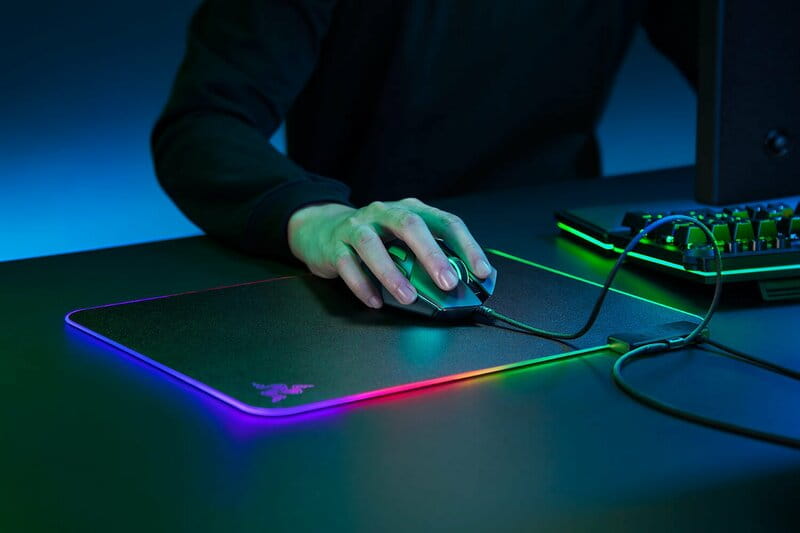 Игровая поверхность Razer Firefly V2 (RZ02-03020100-R3M1)