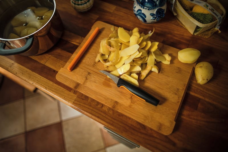 Нож для овощей изогнутый Fiskars Functional Form 8 см (1057545)