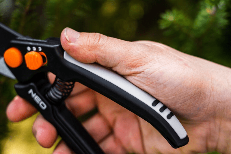 Секатор NEO Tools 185 мм (15-200)