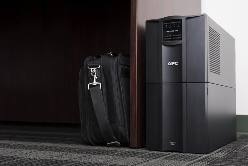 ИБП APC Smart-UPS 2200VA/1980W, LCD, USB, SmartConnect (SMT2200IC)