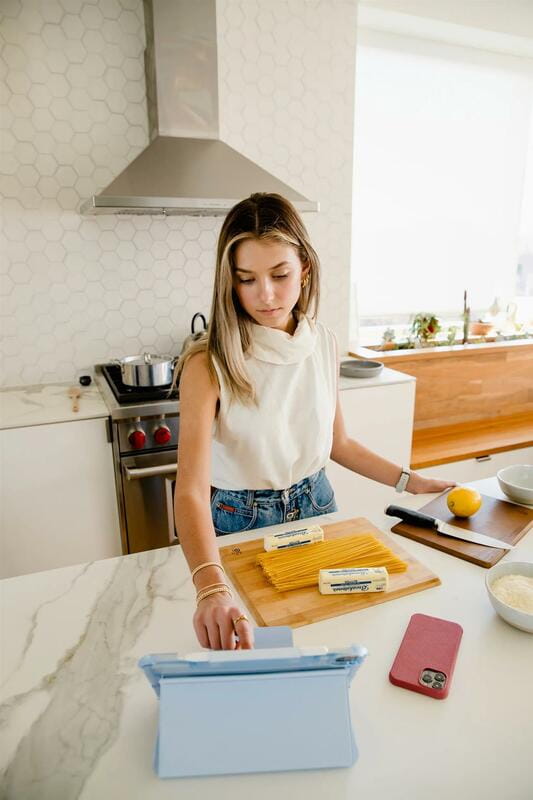 Чехол-книжка Urban Armor Gear Lucent для Apple iPad Pro 12.9 (2020/2021/2022) Black (12294N314043)