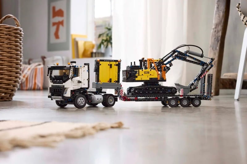 Конструктор LEGO Technic Вантажівка Volvo FMX і Електричний екскаватор EC230  (42175)