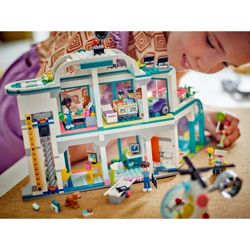 Конструктор LEGO Friends Лікарня в Хартлейк-Сіті (42621)