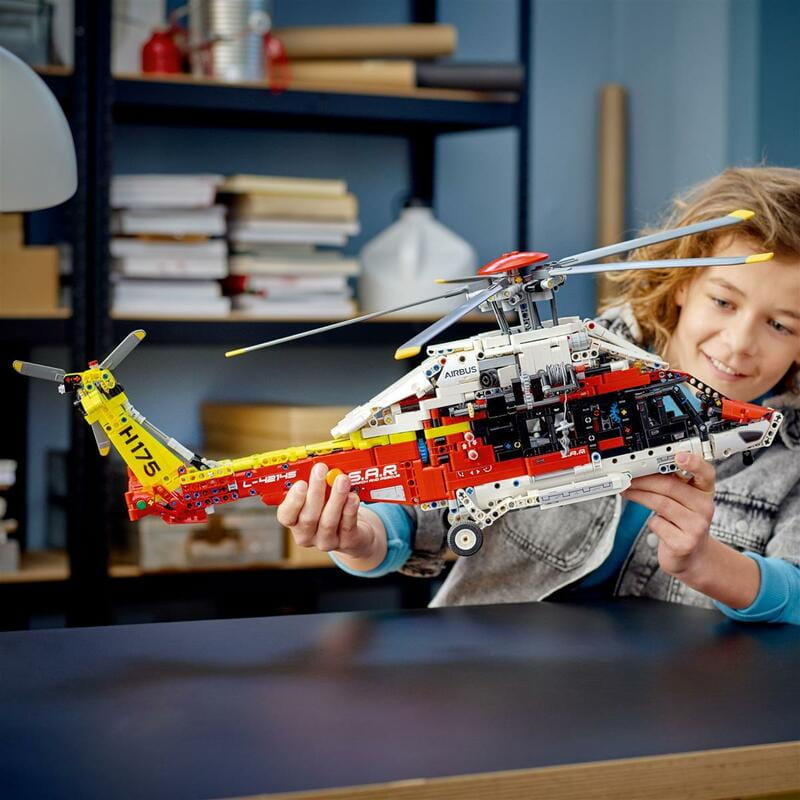 Конструктор LEGO Technic Спасательный вертолет Airbus H175 (42145)