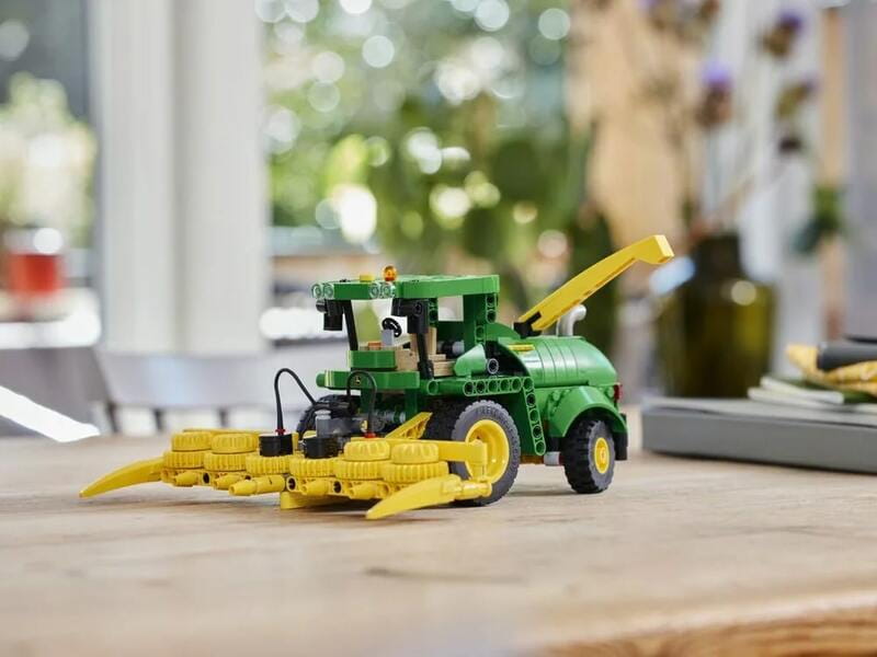 Конструктор LEGO Technic Кормоуборочный комбайн John Deere 9700 (42168)