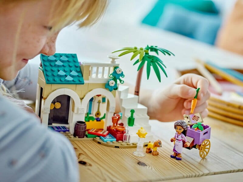 Конструктор LEGO Disney Аша в місті Розас (43223)
