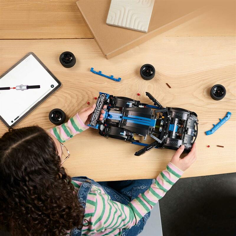 Конструктор LEGO Technic Автомобиль для перегонов Porsche GT4 e-Performance (42176)