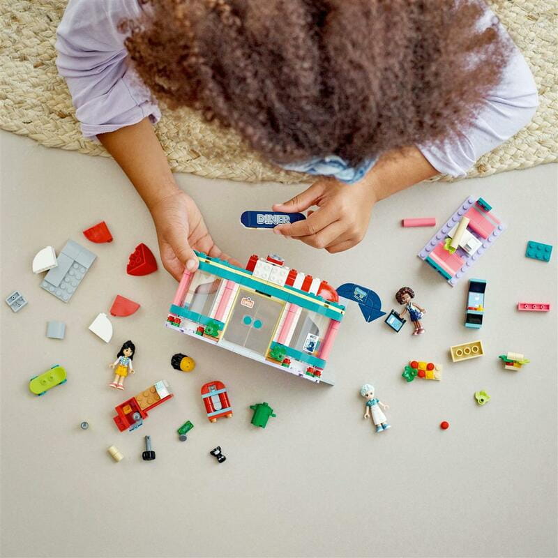 Конструктор LEGO Friends Хартлейк Сіті: ресторанчик в центрі міста (41728)