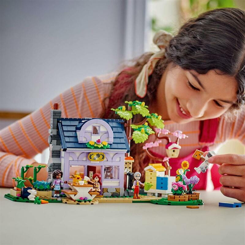 Конструктор LEGO Friends Будиночок та квітник бджолярів (42669)