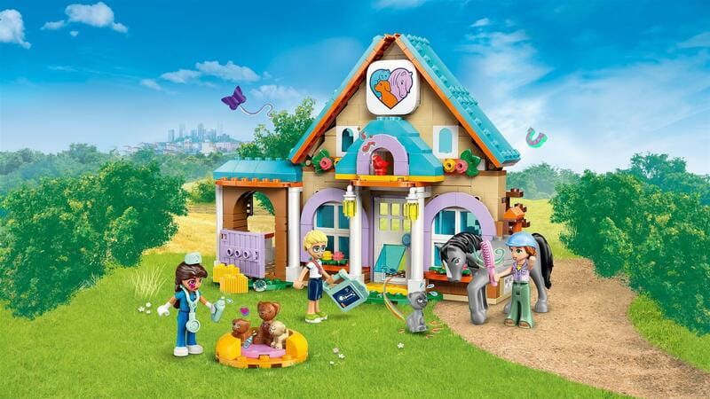 Конструктор LEGO Friends Ветеринарная клиника для лошадей и домашних любимцев (42651)