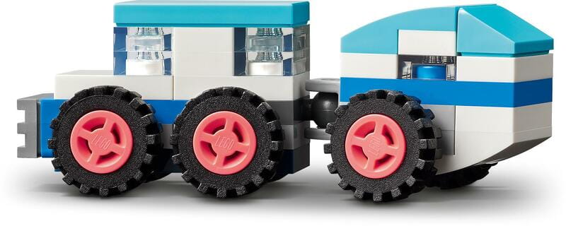 Конструктор LEGO Family Миті з подорожей (41838)