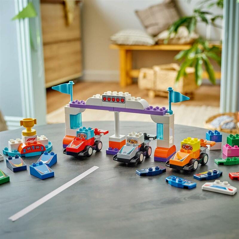 Конструктор LEGO Duplo Town Автомобілі для перегонів і пілоти команд Формули-1 (10445)