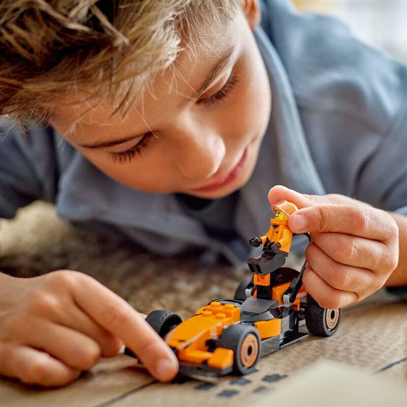 Конструктор LEGO City Пилот F1 с автомобилем для гонки команды McLaren (60442)