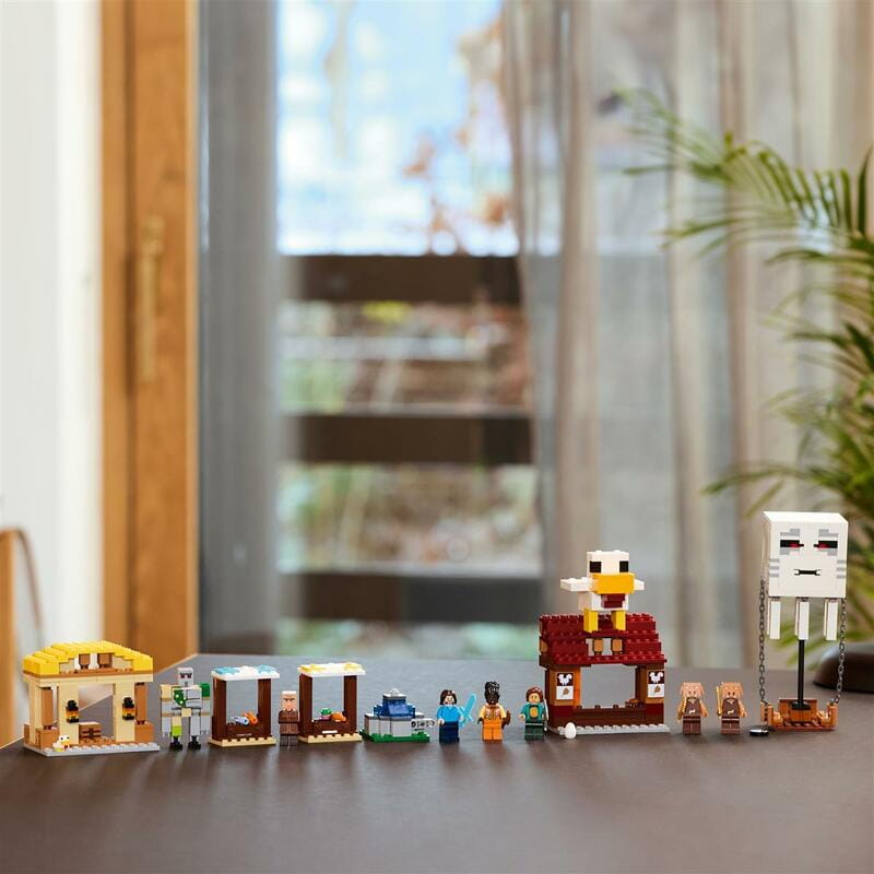 Конструктор LEGO Minecraft Напад на село з повітряною кулею Ґаст (21273)