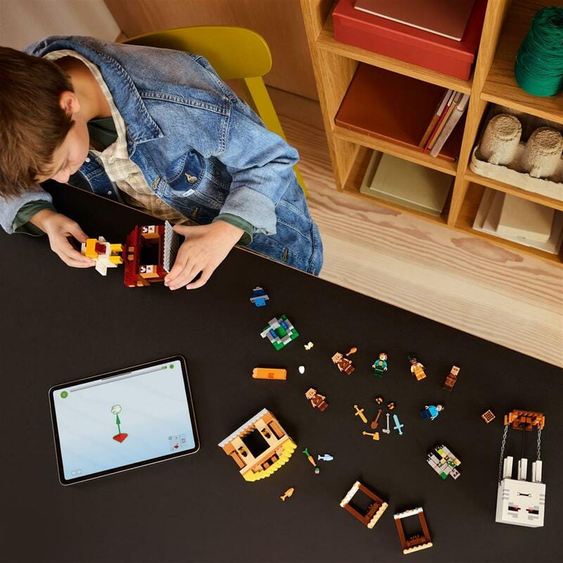 Конструктор LEGO Minecraft Напад на село з повітряною кулею Ґаст (21273)