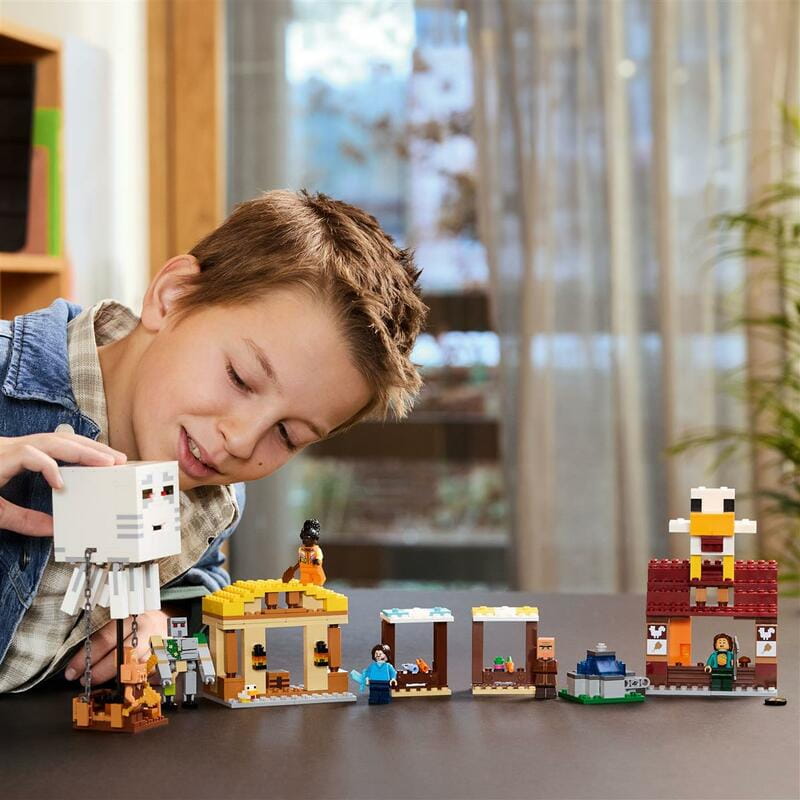 Конструктор LEGO Minecraft Напад на село з повітряною кулею Ґаст (21273)