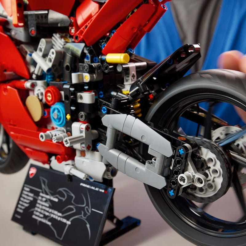 Конструктор LEGO Technic Мотоцикл Ducati Panigale V4 S (42202)