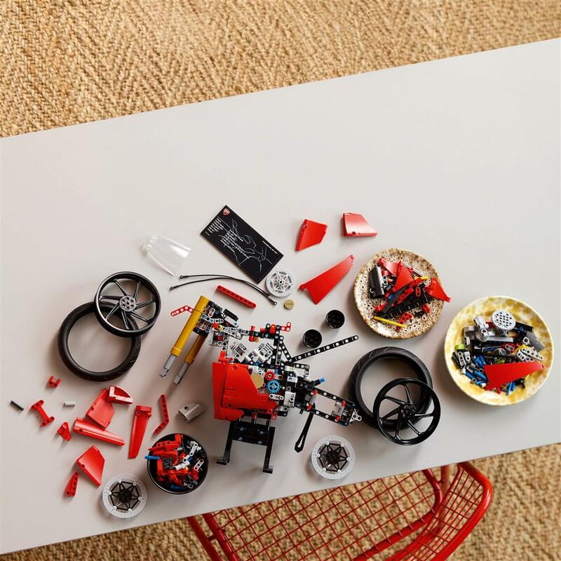 Конструктор LEGO Technic Мотоцикл Ducati Panigale V4 S (42202)