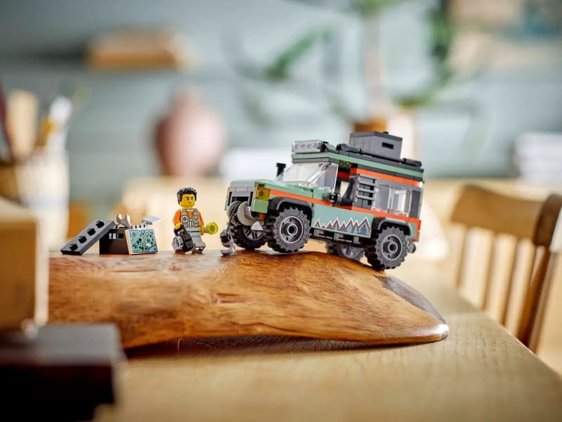 Конструктор LEGO City Позашляхова гірська вантажівка 4x4 (60447)