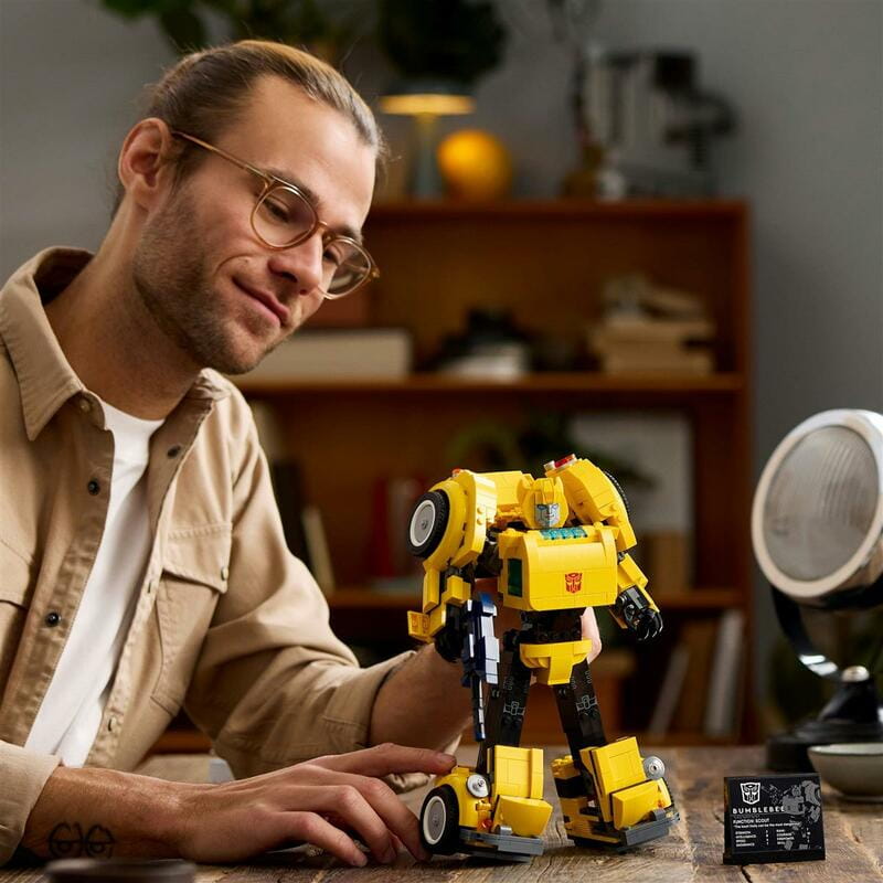Конструктор LEGO Icons Трансформеры. Бамблби (10338)