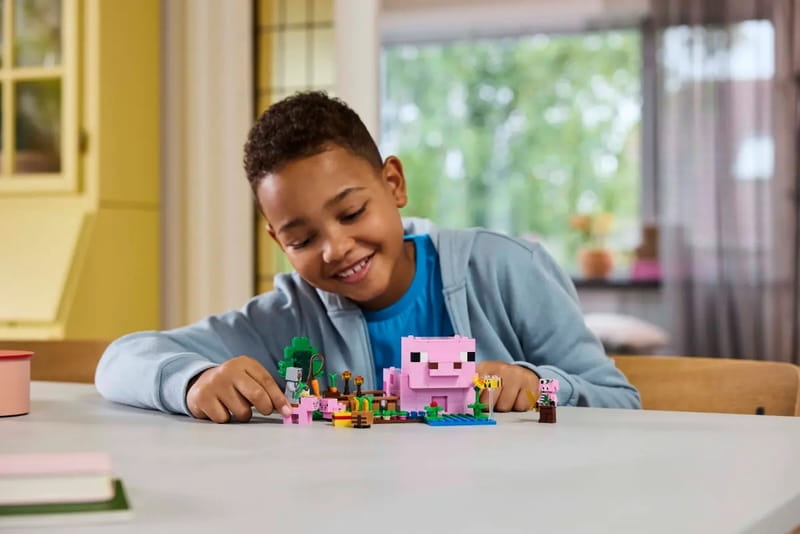 Конструктор LEGO Minecraft Дом для поросят (21268)