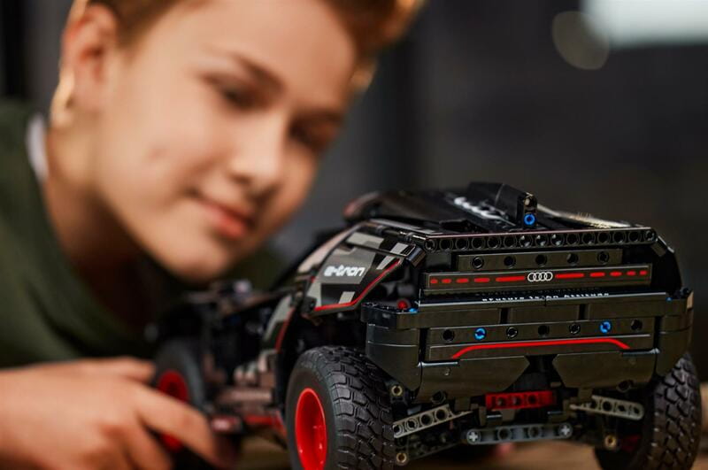 Конструктор LEGO Technic Audi RS Q e-tron (42160)