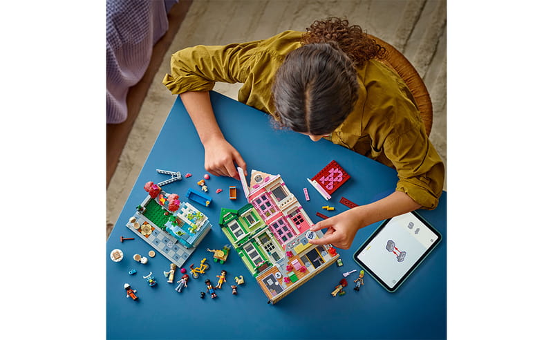 Конструктор LEGO Friends Хартлейк-Сіті. Квартири і крамниці (42670)