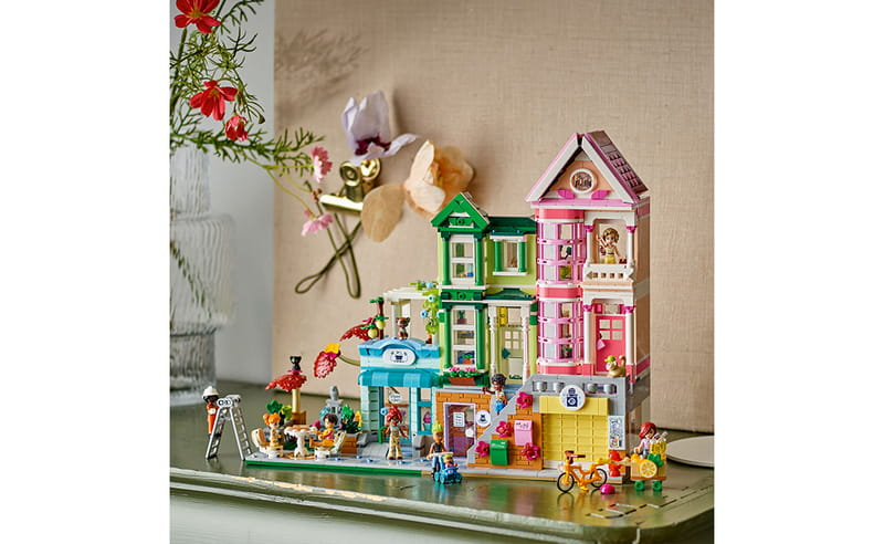 Конструктор LEGO Friends Хартлейк-Сіті. Квартири і крамниці (42670)