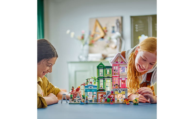 Конструктор LEGO Friends Хартлейк-Сіті. Квартири і крамниці (42670)