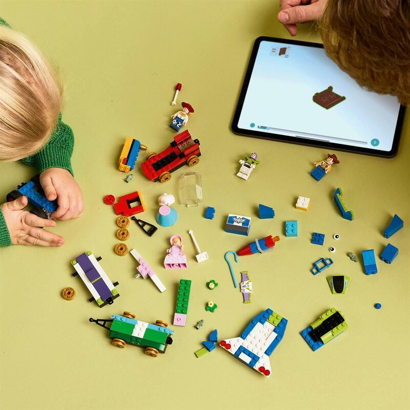 Конструктор LEGO Disney Pixar Святкування з Історії Іграшок: потяг і авто для перегонів (43264)