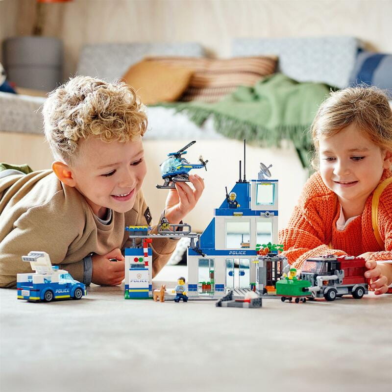 Конструктор LEGO City Поліцейська дільниця (60316)