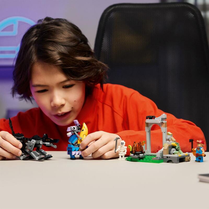 Конструктор LEGO Fortnite Табір Peely та Sparkplug (77075)