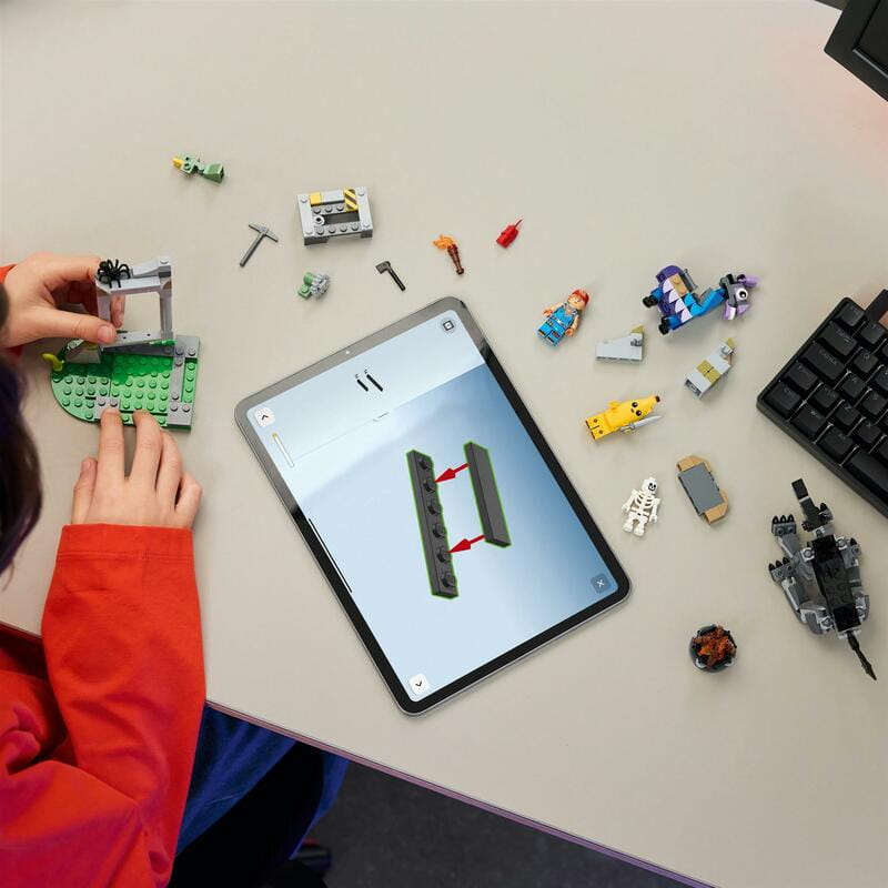 Конструктор LEGO Fortnite Табір Peely та Sparkplug (77075)