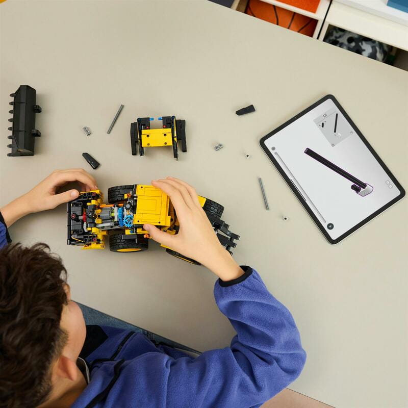 Конструктор LEGO Technic Колісний навантажувач Volvo L120 Electric (42209)
