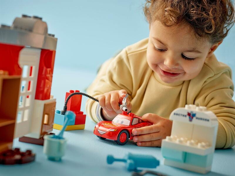 Конструктор LEGO Duplo Disney Візит МакКвіна в гараж Дока (10456)