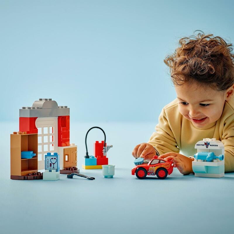 Конструктор LEGO Duplo Disney Візит МакКвіна в гараж Дока (10456)