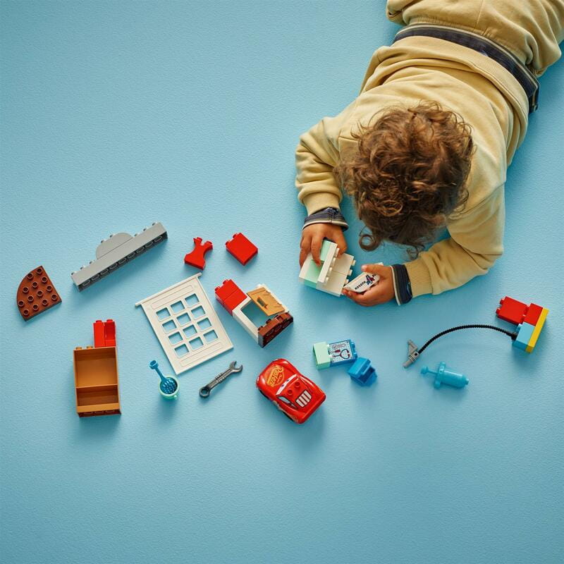 Конструктор LEGO Duplo Disney Візит МакКвіна в гараж Дока (10456)