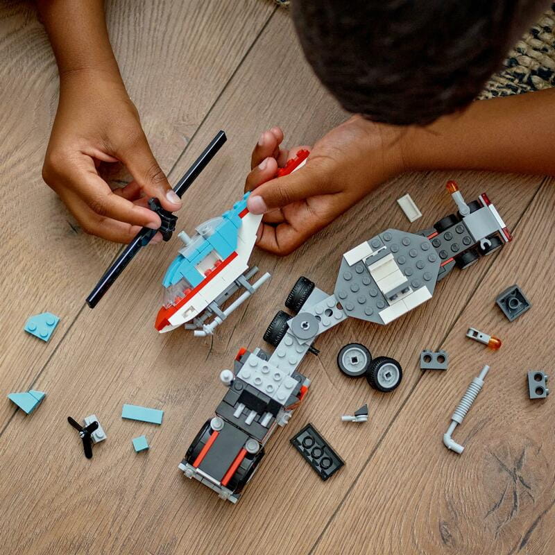 Конструктор LEGO Creator Бортовой грузовик с вертолетом (31146)