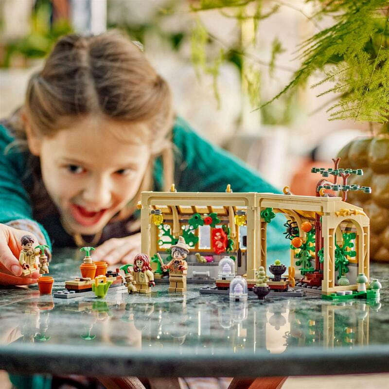 Конструктор LEGO Harry Potter Замок Гогвортс: урок гербології (76445)