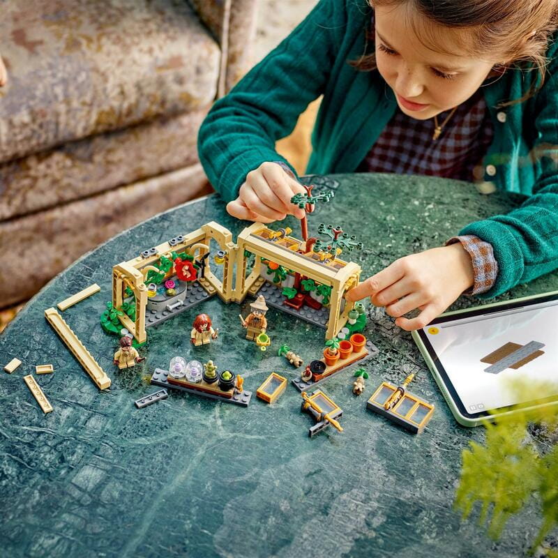 Конструктор LEGO Harry Potter Замок Гогвортс: урок гербології (76445)