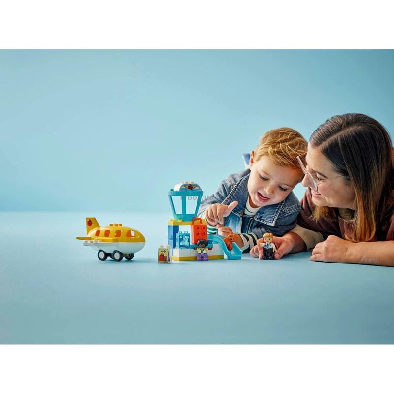 Конструктор LEGO Duplo Town Впервые в аэропорту (10443)