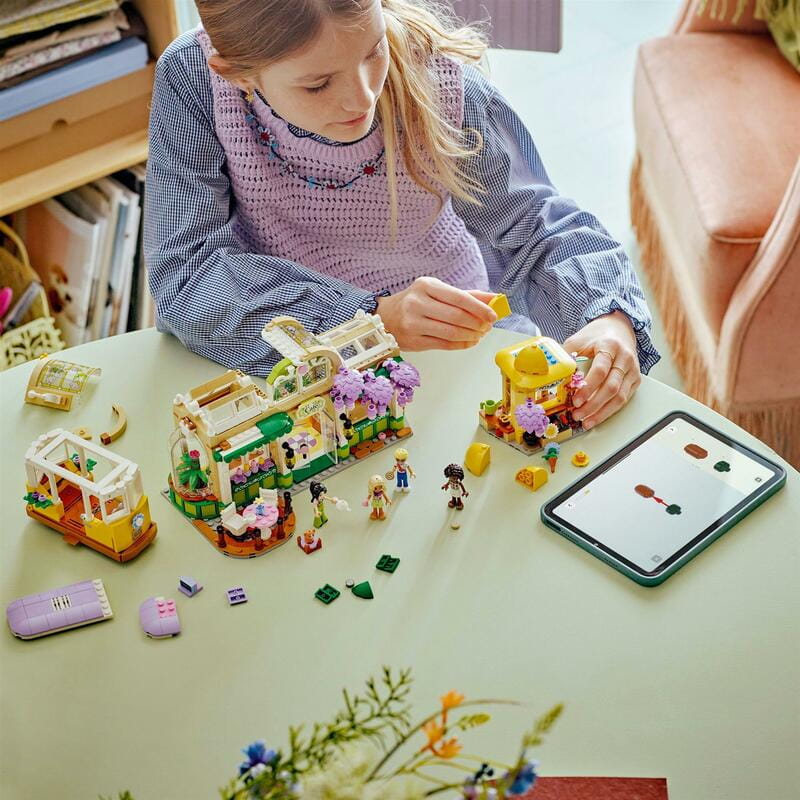 Конструктор LEGO Friends Кофейня с растениями и цветочный магазин (42671)