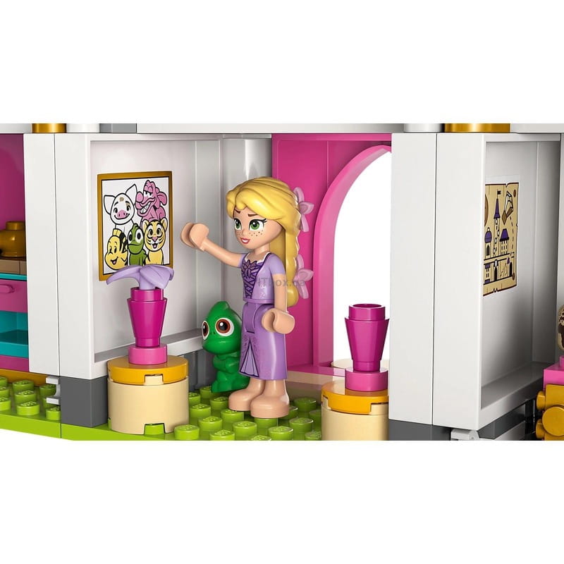 Конструктор LEGO Disney Princess Замок принцеси та королівські улюбленці (43267)