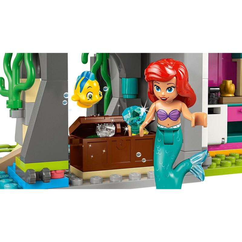Конструктор LEGO Disney Princess Замок принцеси та королівські улюбленці (43267)