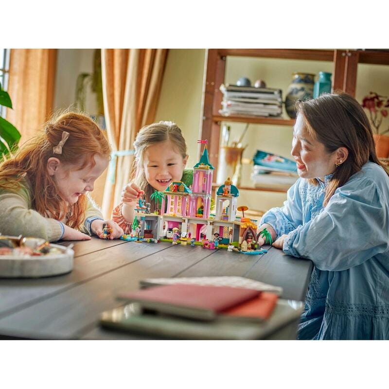 Конструктор LEGO Disney Princess Замок принцеси та королівські улюбленці (43267)