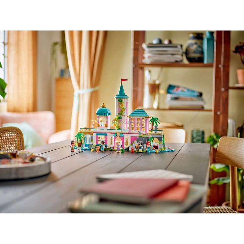 Конструктор LEGO Disney Princess Замок принцеси та королівські улюбленці (43267)