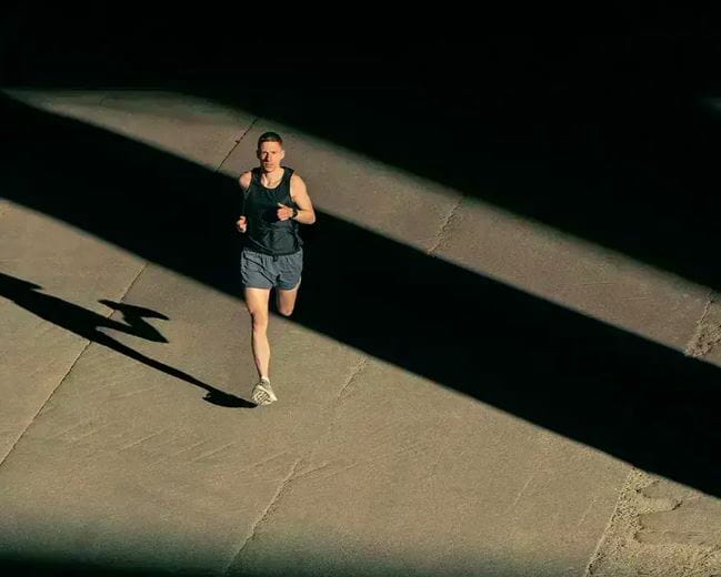 Смарт-часы Garmin Forerunner 970 Black Carbon Gray DLC Titanium with Black/Translucent Whitestone Silicone with Slate Buckle (010-02969-60)